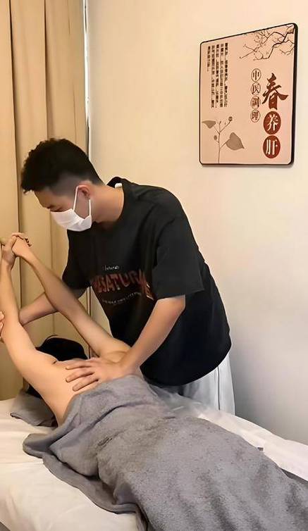日韩搭讪人妻中出的相关介绍