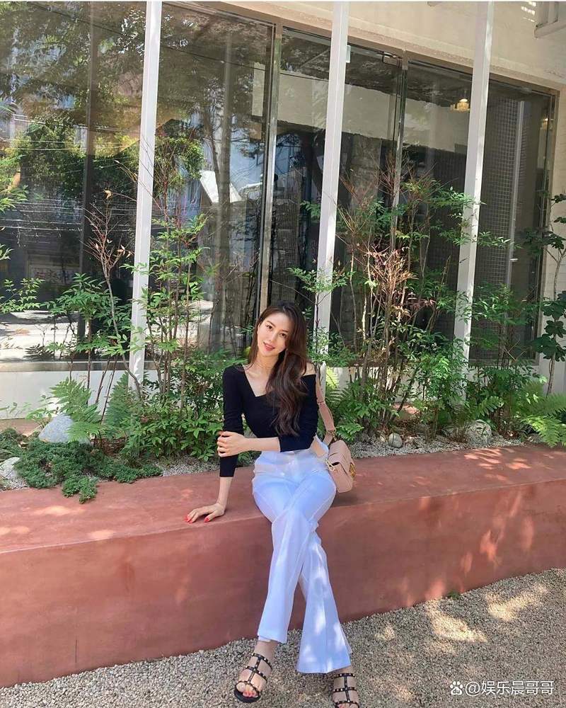 操我的美女老师的相关介绍