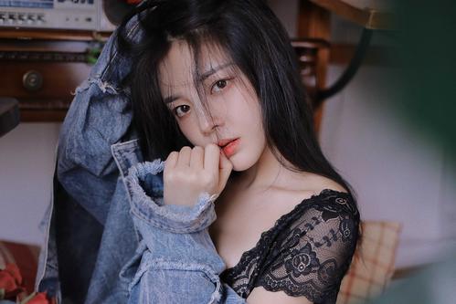 美女老师舔我的相关介绍