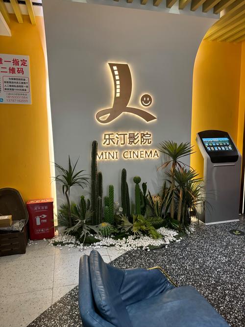 操美女老师的逼的相关介绍