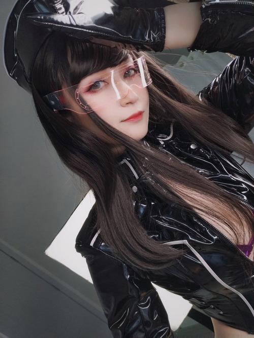 一边亲一边做一边摸视频的相关介绍
