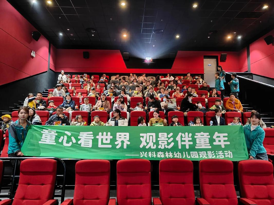 男女一边脱一边摸一边亲的相关介绍
