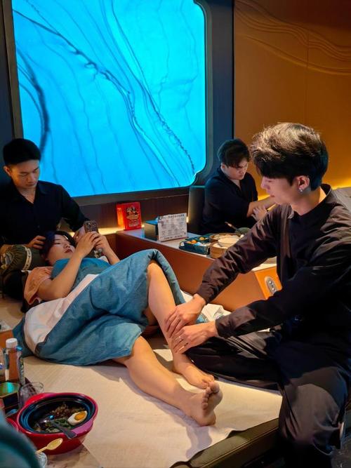 爆操白丝袜美女的相关介绍