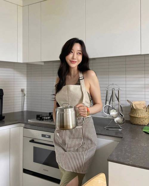 强d漂亮雪白丰满少妇av的相关介绍